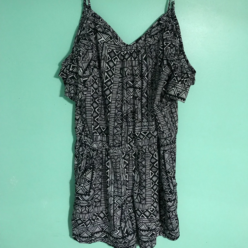 Cold shoulder geometric design romper
